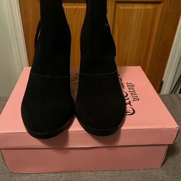 Crown Vintage Black Suede ankle boots, with tassel on each side - Picture 5 of 6